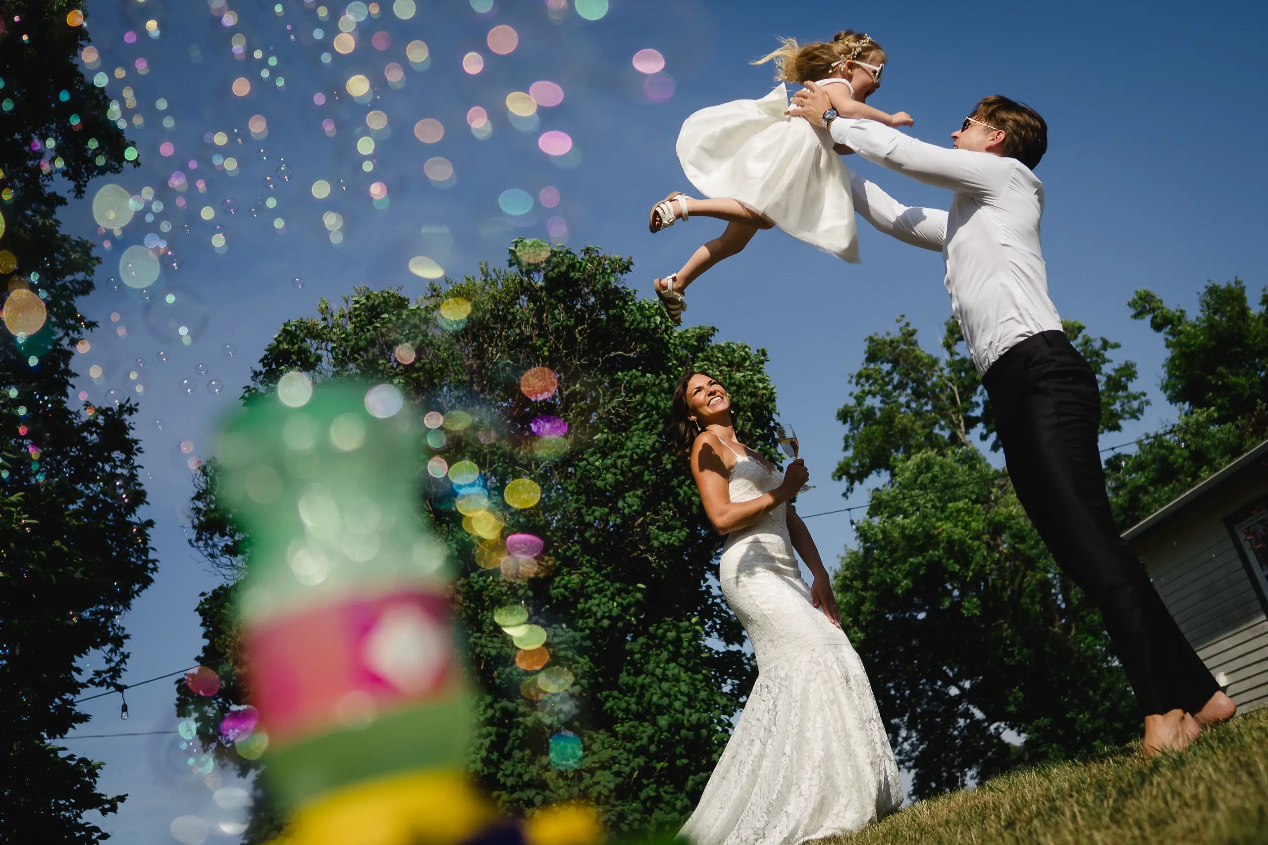 Kingston wedding photographer couple kid and bubbles